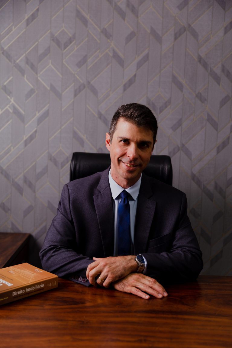 Dr. Gabriel Chiavegatti, OAB/DF
30.230.Mestre em Direito e Políticas Públicas pelo UNICEUB com foco em políticas urbanas, e pós-graduado em Direito Imobiliário e Direito Civil pelo Instituto Brasiliense de Direito Público (IDP). É professor convidado da Rádio e TV Justiça na área de direito imobiliário e palestrante. Atualmente sócio da Fontana & Chiavegatti Advogados, Dr. Gabriel presta assessoria jurídica especializada para Imobiliárias, oferecendo soluções eficazes e estratégicas, sempre com foco na excelência, compromisso e ética com os clientes.