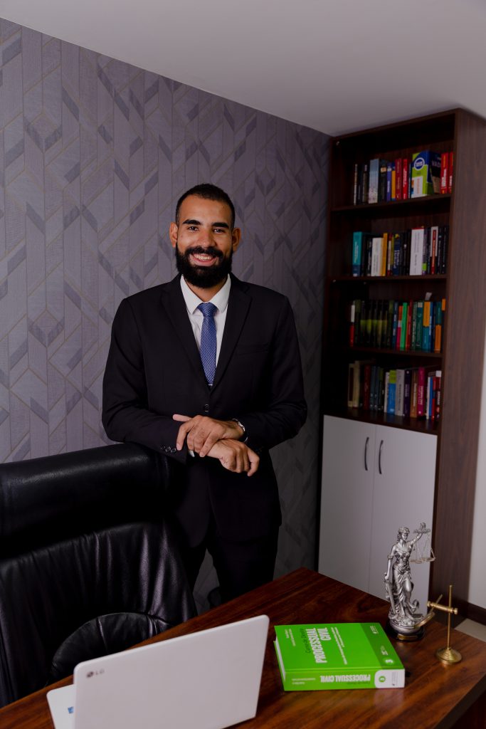 Dr. Henrique Oliveira – OAB/DF 68.391
Advogado graduado pelo Centro Universitário de Brasília - CEUB, em 2019, especializado em Direito Privado, pela Faculdade Legale, Direito Eleitoral, pela Faculdade Educamais e pós-graduando em Direito Imobiliário pela Faculdade Legale. Atuação com foco na área cível, imobiliária e consumerista. Utiliza de uma advocacia humanizada e especializada, com foco na resolução das situações de maneira objetiva e simplificada, sem deixar de analisar todo o cenário e conferir toda a segurança necessária ao cliente.